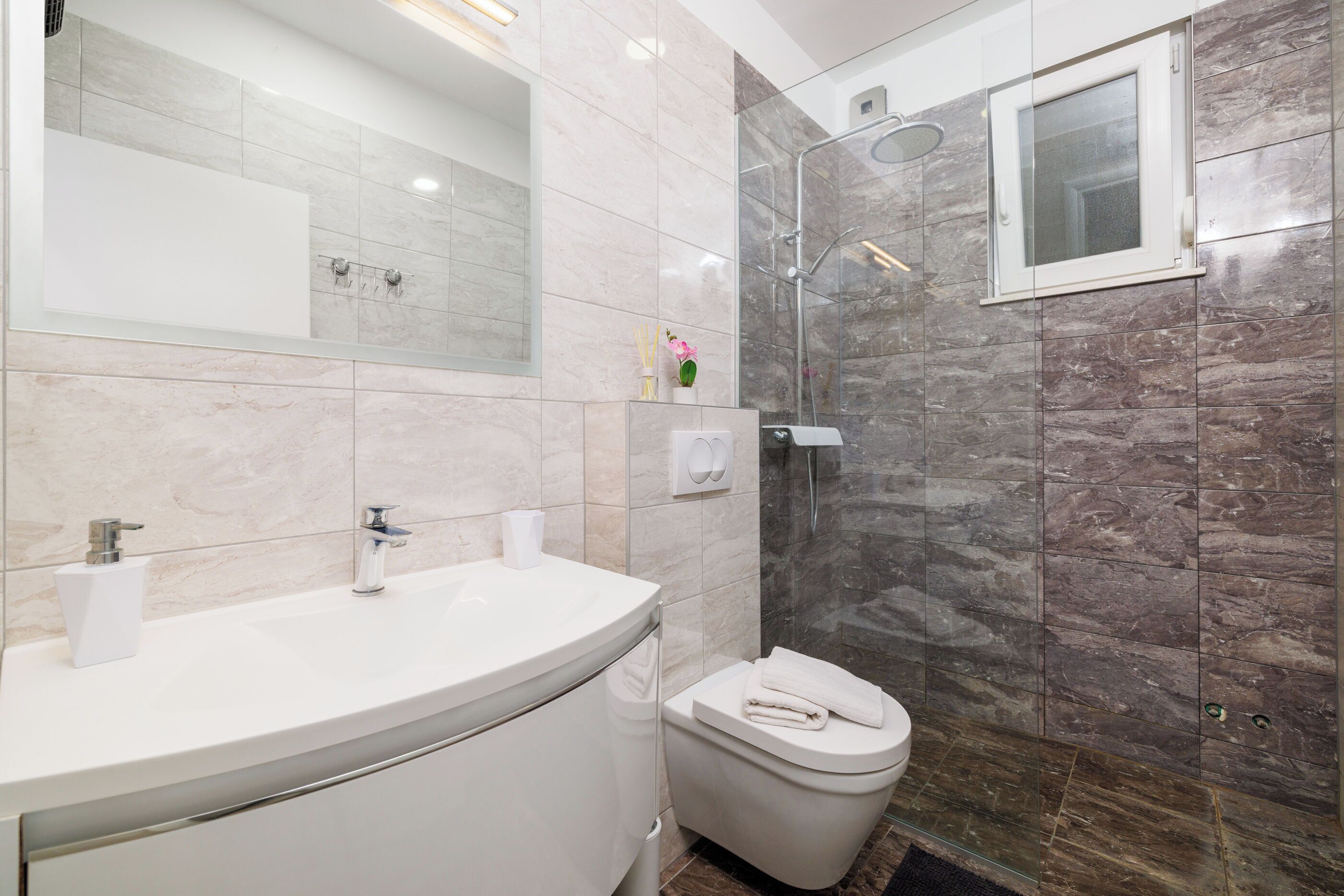 Apartment (A2) | Bathroom | Shower, towels