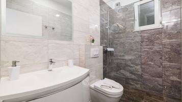 Apartment (A2) | Bathroom | Shower, towels