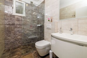Apartment (A1) | Bathroom | Shower, towels - Apartments Margita 2 (Vinodol)