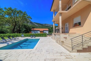 Outdoor pool, pool umbrellas - Apartments Margita 2 (Vinodol)