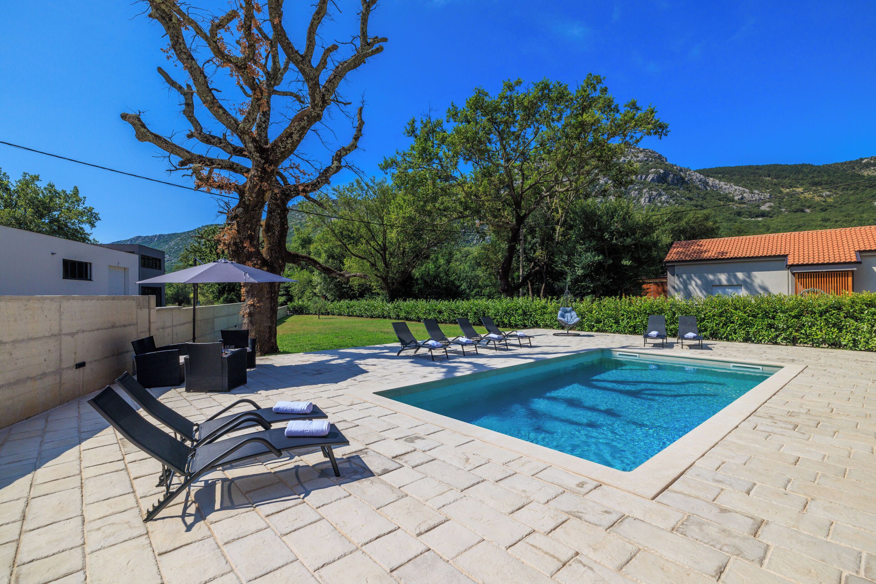 Außenpool, Sonnenschirme