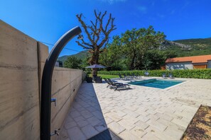 Kolam renang outdoor, dengan payung kolam renang