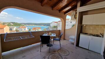 Room (S3) | Private kitchen | Mini-fridge, stovetop