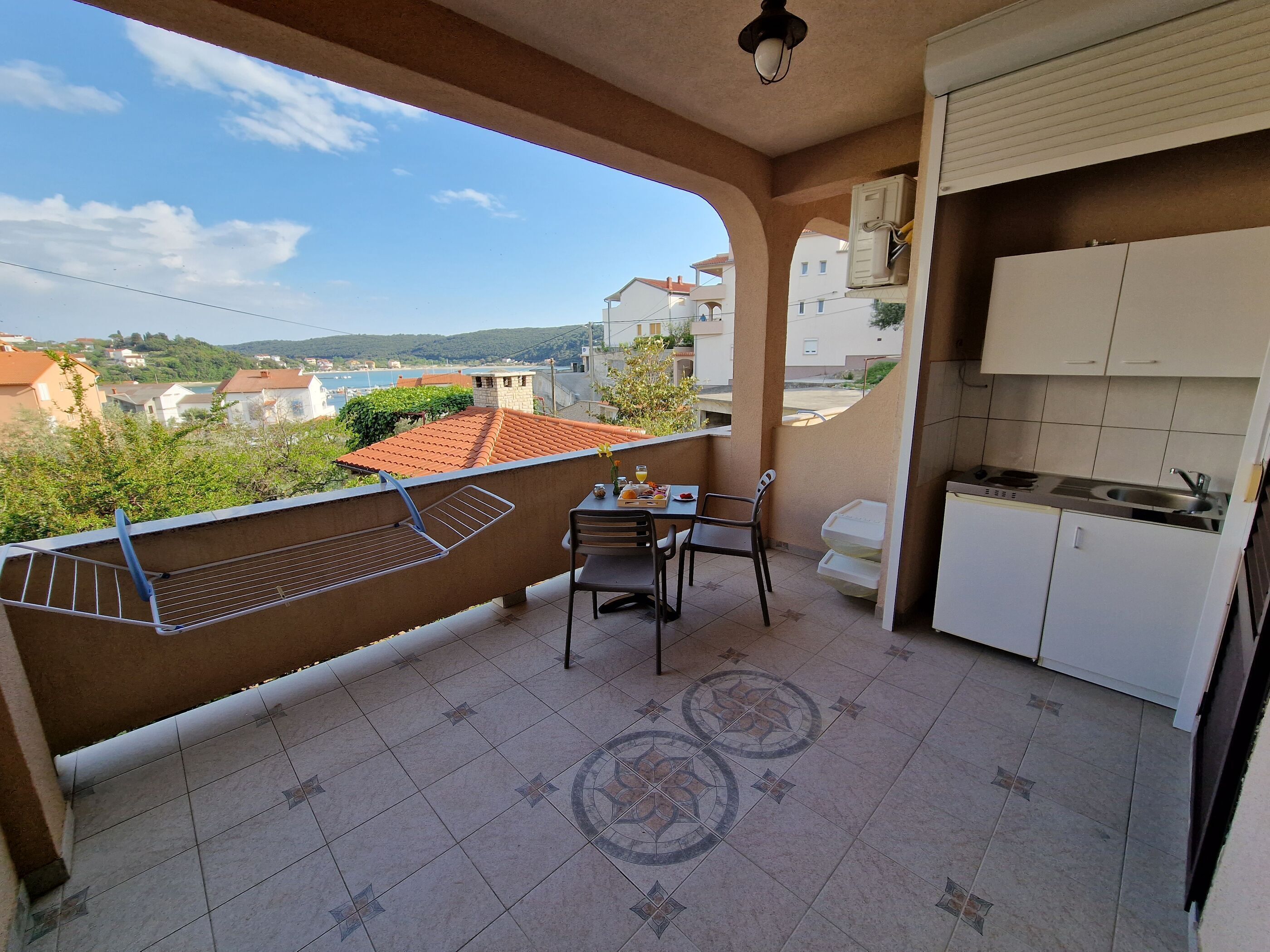 Room (S4) | Private kitchen | Mini-fridge, stovetop