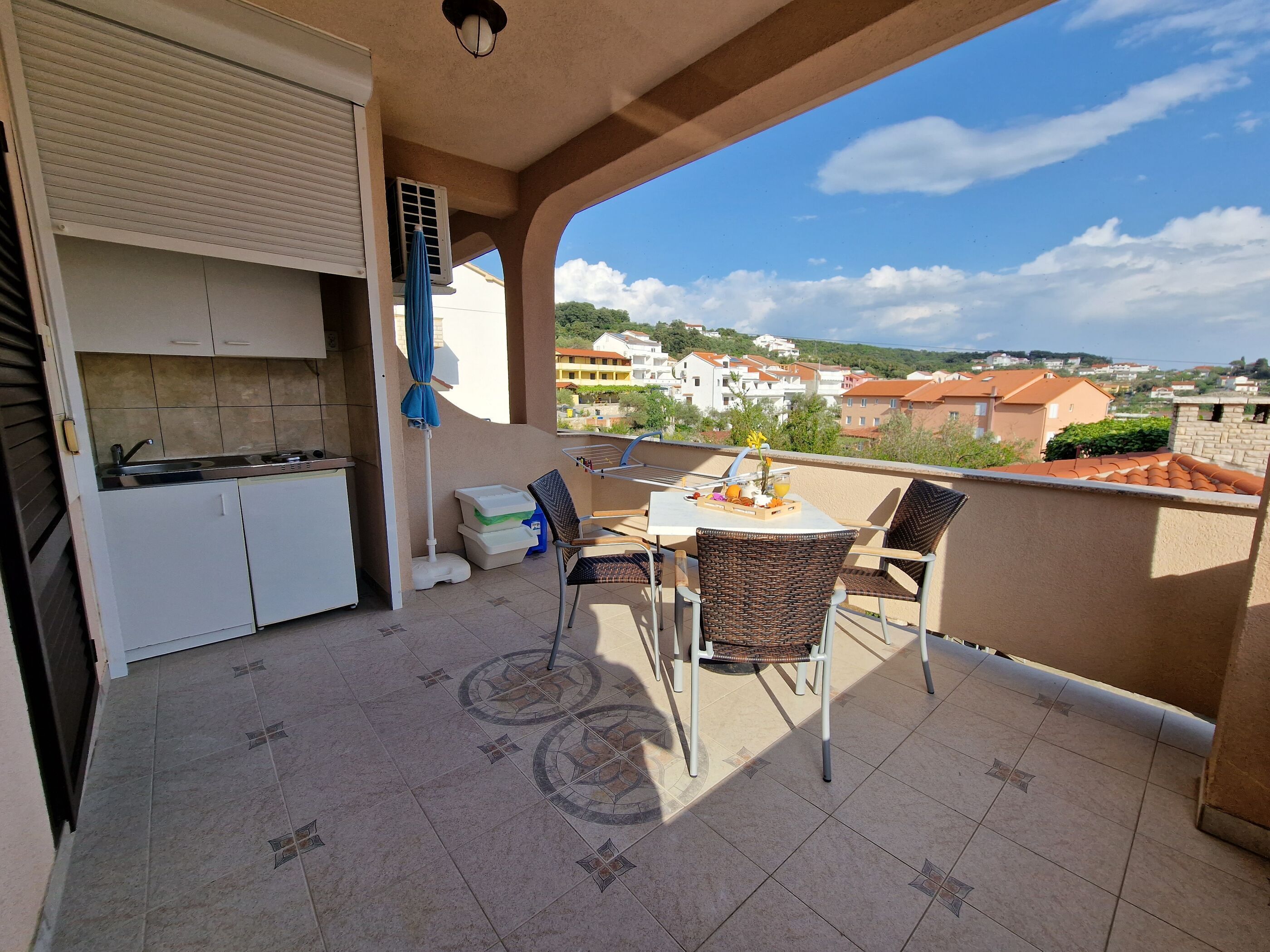 Room (S1) | Private kitchen | Mini-fridge, stovetop
