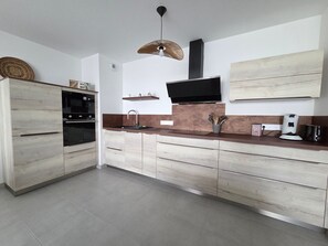 Fridge, microwave, oven, stovetop - Charming 2BR with terrace in Pornic, near beach (Pornic)