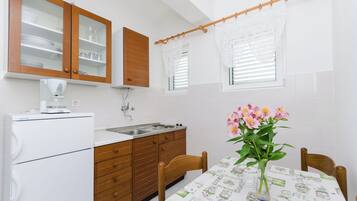 Apartment (A1) | Eigene Küche | Espressomaschine, Kühlschrank, Herdplatte, Kochgeschirr/Geschirr/Besteck
