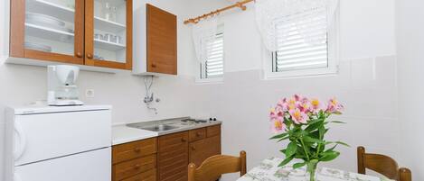 Apartment (A1) | Private kitchen | Fridge, stovetop, espresso maker, cookware/dishes/utensils