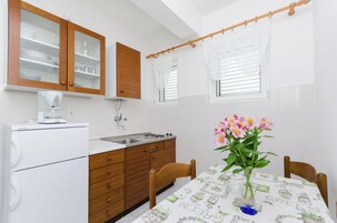 Refrigerador, placa de cocina, cafetera expreso, utensilios de cocina