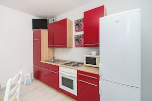 Fridge, microwave, oven, stovetop - Apartments Petar (Vodice)