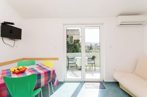 Apartment (A2) | Eigene Küche | Kühlschrank, Herdplatte, Espressomaschine, Wasserkocher