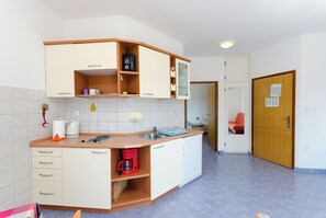 Apartment (A1) | Eigene Küche | Kühlschrank, Herdplatte, Espressomaschine, Wasserkocher