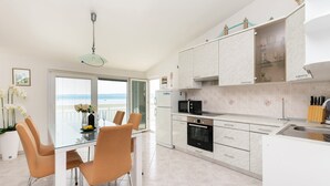 Apartemen (A1) | Dapur pribadi | Lemari es, microwave, kompor, dan ketel listrik