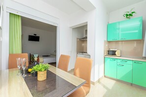 Appartement (A3) | Privékeuken | Een koelkast, een microgolfoven, een kookplaat, een waterkoker