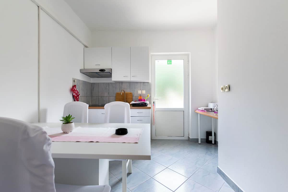 Apartment (A3) | Eigene Küche | Kühlschrank, Herdplatte, Espressomaschine, Wasserkocher