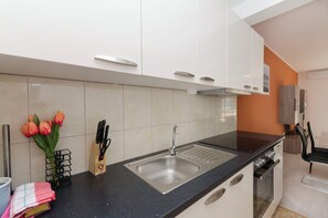 Appartement (A1) | Privékeuken | Een koelkast, een microgolfoven, een oven, een kookplaat