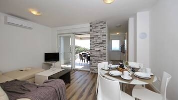 Apartment (A2) | Dining