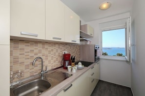 Refrigerador, placa de cocina, cafetera expreso, tetera/pava eléctrica