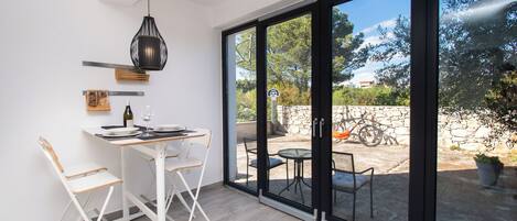 Apartment (A2) | Dining