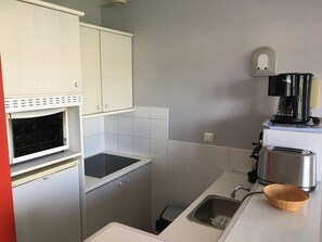 Fridge, microwave, oven, stovetop - Family home in the heart of Domaine Belle Dune (Fort-Mahon-Plage)