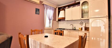 Apartment (A1) | Eigene Küche | Kühlschrank, Ofen, Herdplatte, Wasserkocher