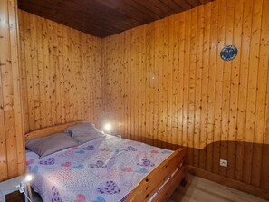 3 bedrooms, free WiFi - Stone village house in Chalmazel, ideal for nature (Chalmazel-Jeansagnière)