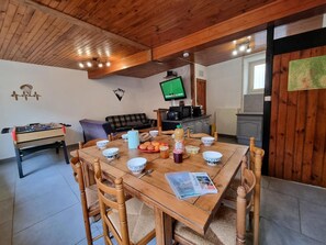Dining - Stone village house in Chalmazel, ideal for nature (Chalmazel-Jeansagnière)