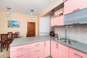 Lägenhet (A1) | Eget kök | Kylskåp, mikrovågsugn, ugn och spishäll