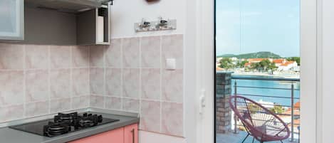 Appartement (A1) | Cuisine privée | Réfrigérateur, four à micro-ondes, un four, surface de cuisson