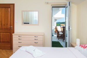 Apartment (A1) | In-room safe, iron/ironing board, free cribs/infant beds, free WiFi - Apartment Villa Zlatna (Tisno)