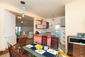 Appartement (A1) | Cuisine privée | Réfrigérateur, micro-ondes, four, plaque de cuisson