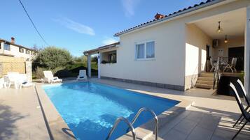 Hồ bơi ngoài trời