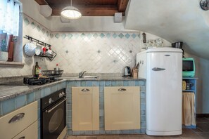 Villa | Private kitchen | Fridge, microwave, oven, stovetop - Villa Ela (Makarska)