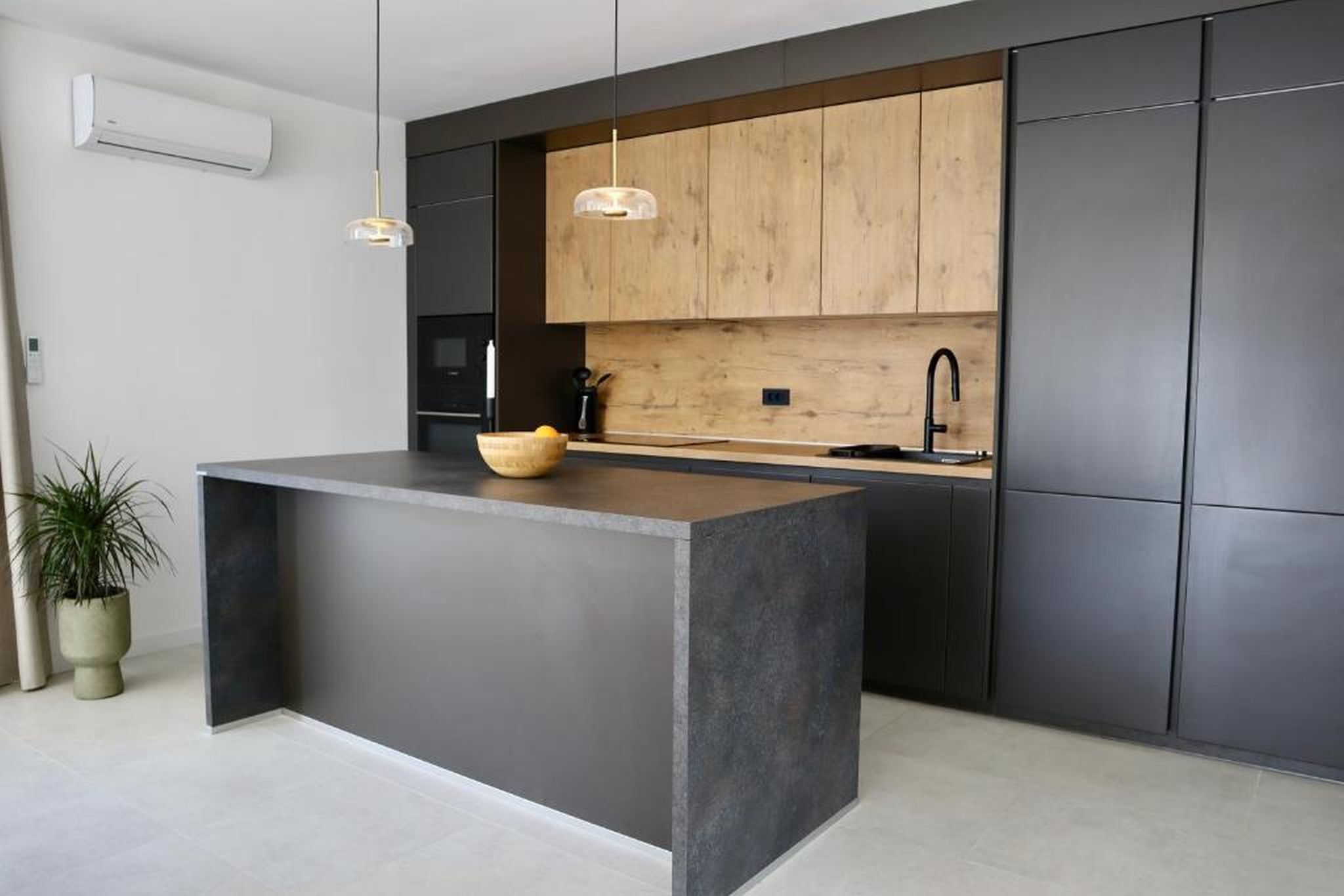 Villa | Eget kök | Kylskåp, mikrovågsugn, ugn och spishäll