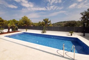 Outdoor pool, sun loungers - Villa Olynthia (Solta)