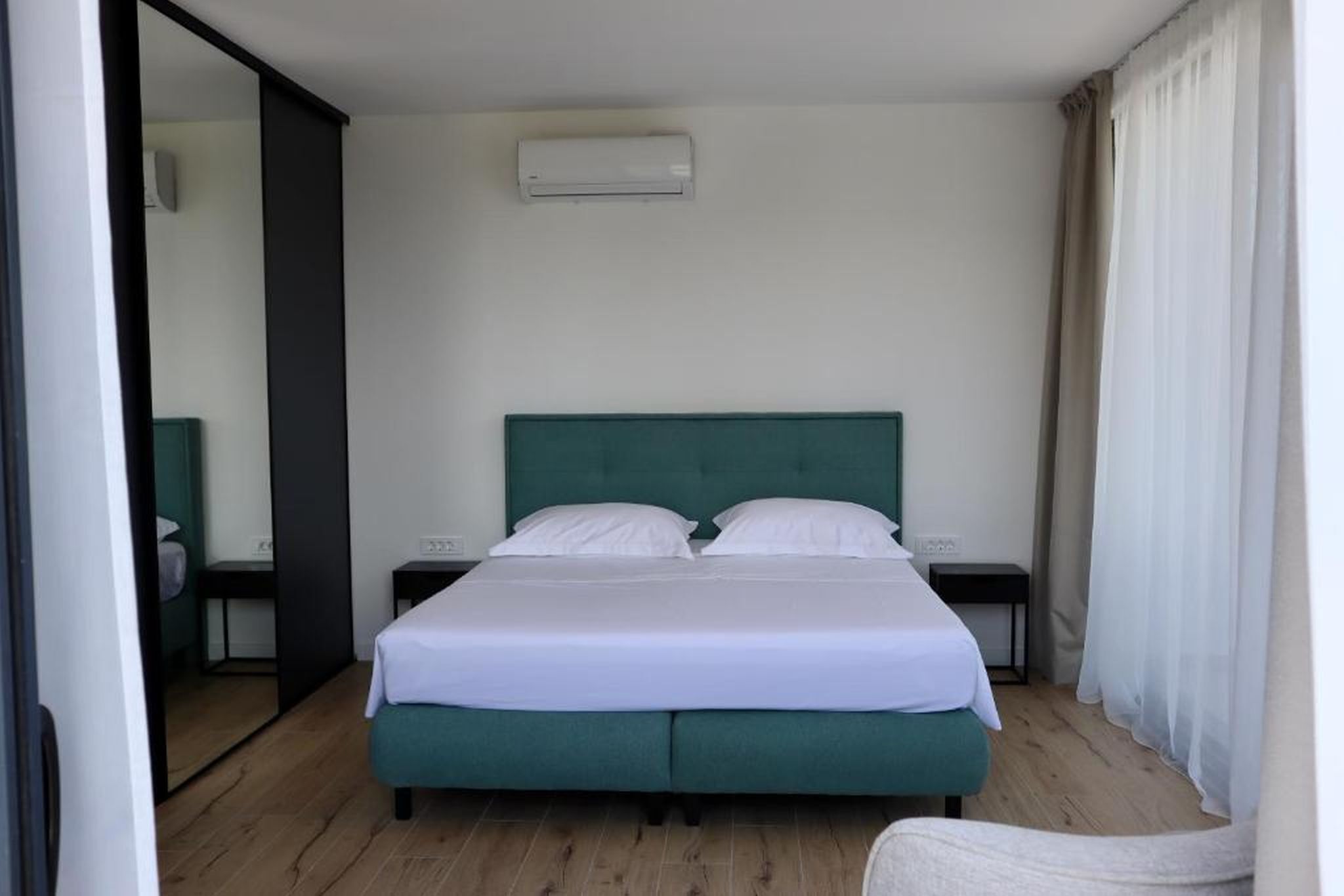 خزنة داخل الغرفة ومكواة/لوح كي وواي فاي مجانًا