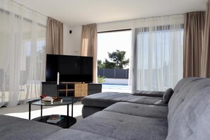 Villa | Woonkamer | Smart-tv, een videogameconsole, Netflix en streamingdiensten