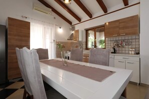 House | Private kitchen | Fridge, oven, stovetop, dishwasher - House Stratus (Sukosan)