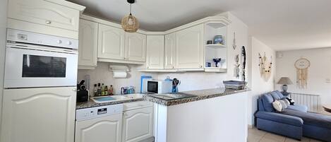 冰箱、微波炉、烤箱、炉灶