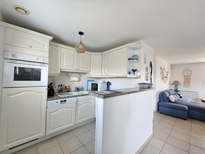 Fridge, microwave, oven, stovetop - Quiet house near beach and center (Grues)