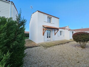 Exterior - Quiet house near beach and center (Grues)