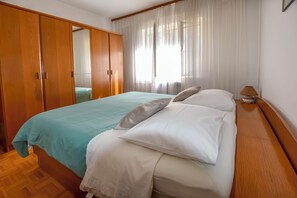 A bedroom with a bed, a wardrobe, and a lamp. - Apartments Jasmine (Biograd na Moru)