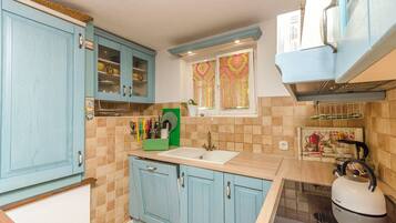 Appartement (A1) | Cuisine privée | Réfrigérateur, micro-ondes, four, plaque de cuisson