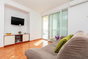 Apartment (A3) | Ruang tamu | TV Pintar 