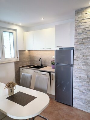 Apartment (A2) | Eigene Küche | Espressomaschine, Kühlschrank, Mikrowelle, Herdplatte