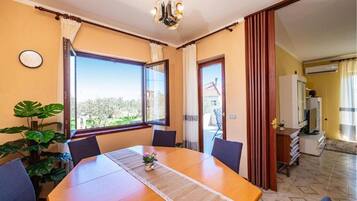Apartment (A1) | Dining