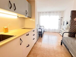 Room - Studio in Santa Margarita with Pool, Sleeps 4, 15-min Walk to Beach, Near Roses Center (Roses)
