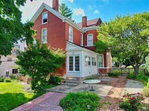 Exterior - Bricks & Chance Luxury 5 BR home, NEAR Benedictine (Atchison)