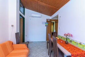 Apartamento (A2) | Cocina privada | Frigorífico, microondas, placa de cocina y hervidor eléctrico