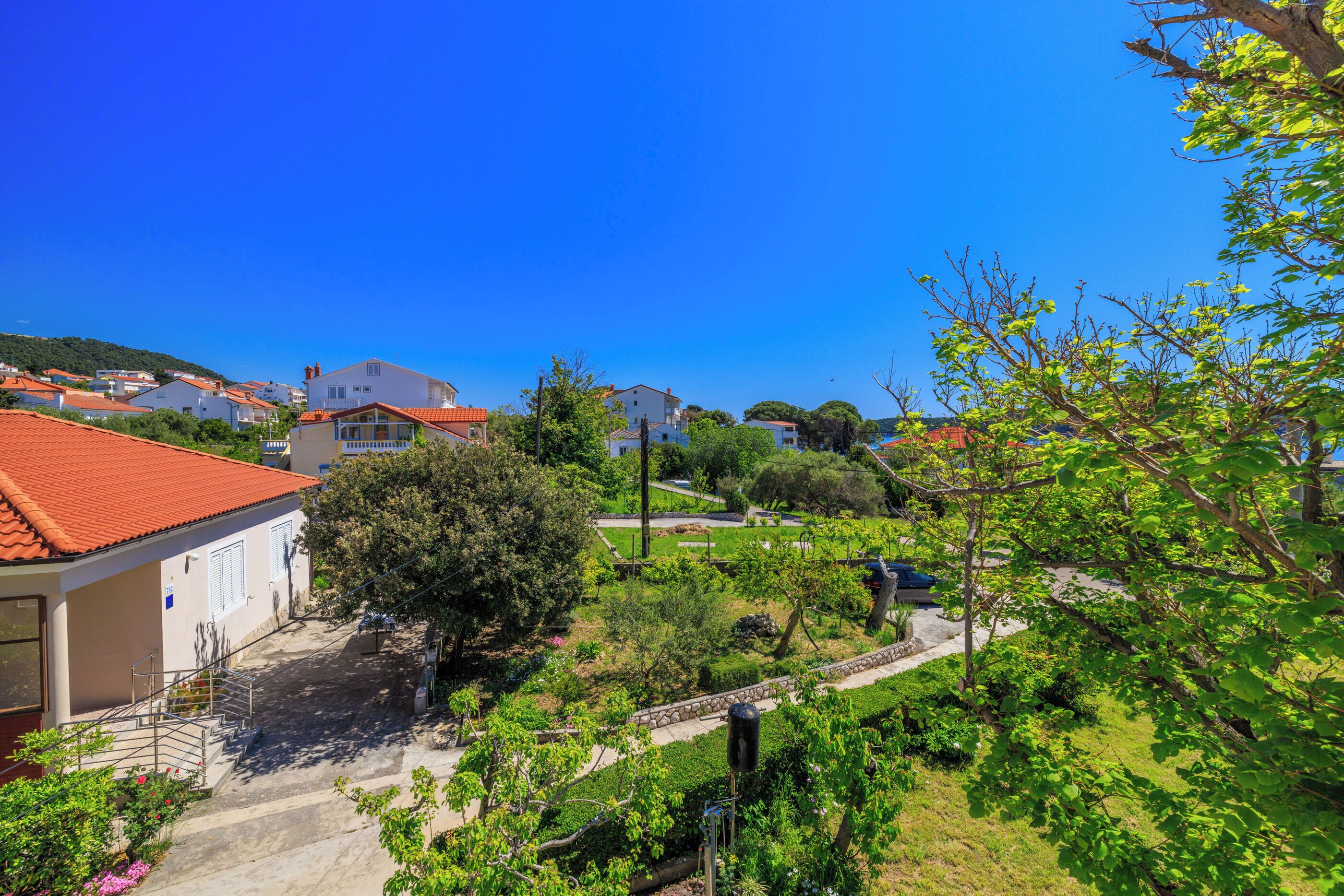 Un quartier résidentiel avec des maisons, un ciel dégagé et de la verdure.